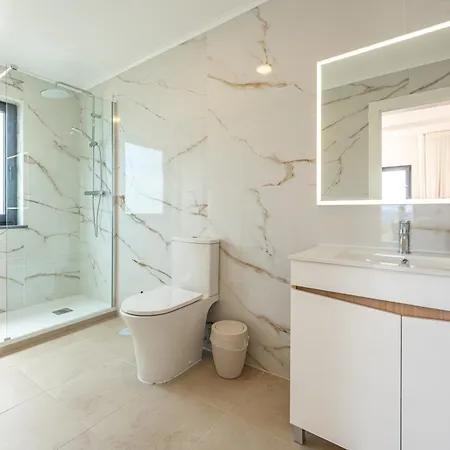 Apice - By Azores بيت ضيافة 4*